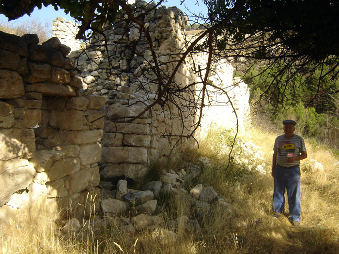 Cristino Herraiz ante la casa del Rincón de Cavero, Huerta de Marojales (Foto de Salvador F. Cava).