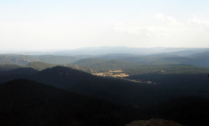 Tierras de labor de la Masía de Ligros, y roquedal del Campamento Escuela. Panorámica desde Peña de la Cruz (Foto de Salvador F. Cava)