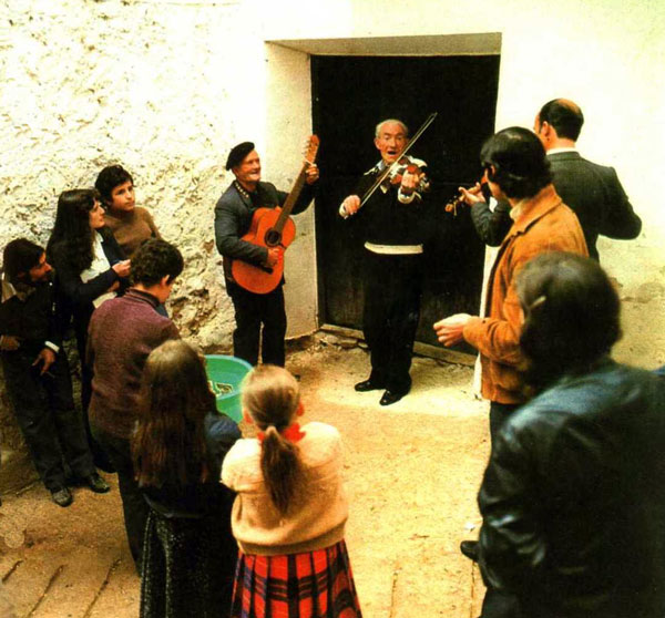 Ismael Egido en el centro de la rondalla de cuerda (Foto facilitada por Antonio Alpuente)