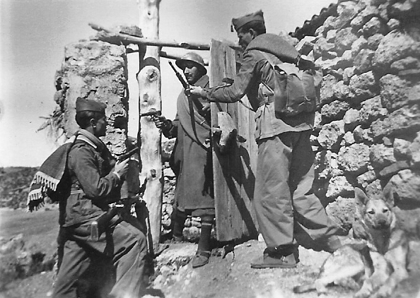 Guardias de Alobras en un apostadero de la casa forestal (Tormón), 1950 (Foto de Ramón Laguía)