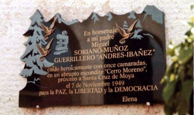 Esta placa en el cementerio de Teruel, dedicada por su familia, identifica por primera vez a uno de los muertos en Cerro Moreno, Miguel Soriano Muñoz, alias 'Andrés', el jefe de la guerrilla, que en la relación de la guardia civil (ver cuadro) aparece sin nombre conocido (Foto de Salvador F. Cava).