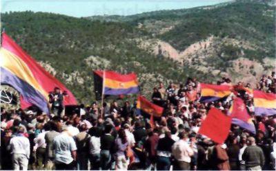 Cada año, Santa Cruz de Moya es punto de concentración de supervivientes, familiares y estudiosos de la guerrilla antifranquista. Un monumento al aire libre les recuerda y sirve de punto de referencia (Fotos de Santiago Torralba).