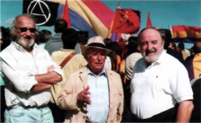 Hace un par de meses se estrenó la película La guerrilla de la memoria, dirigida por Javier Corcuera con producción de Montxo Armendáriz, rodada parcialmente en los montes de Santa Cruz de Moya. En esta foto, Armendáriz, a la izquierda y el periodista Diego Carcedo, a la derecha con Florián García 'Grande' en el centro (Foto de Santiago Torralba).